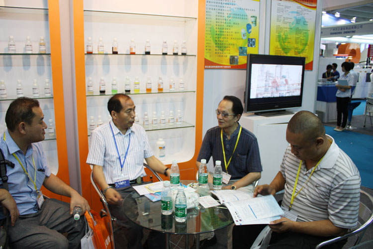 表面處理展會與客戶交流